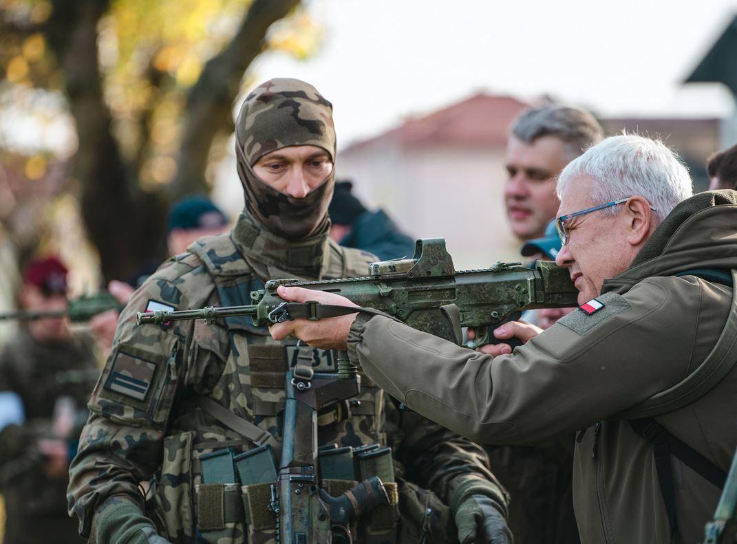 Ochotnicy, którzy wezmą udział w szkoleniu, będą mogli na własnej skórze przekonać się, jak wygląda prawdziwy trening wojskowy. Wojskowi instruktorzy pokażą m.in. podstawy walki w bliskim kontakcie i udzielą instruktażu, jak posługiwać się bronią.<br/>fot.www.gov.pl