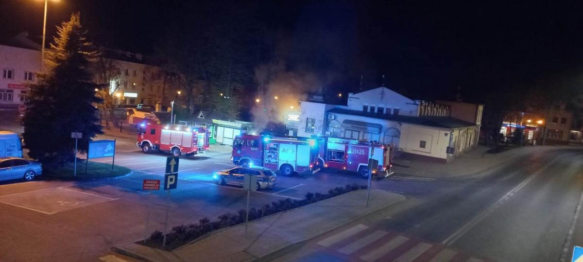 Do pożaru kiosku z telefonami doszło w nocy. Właściciel straty wycenił na 70 tys. zł.<br/>fot.E. Kocan