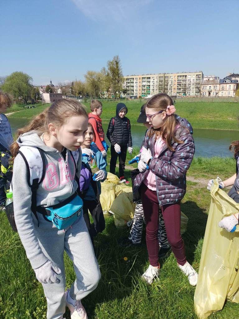 Podczas akcji zebrano łącznie ponad 30 worków śmieci.<br/>fot.UM Przemyśl  