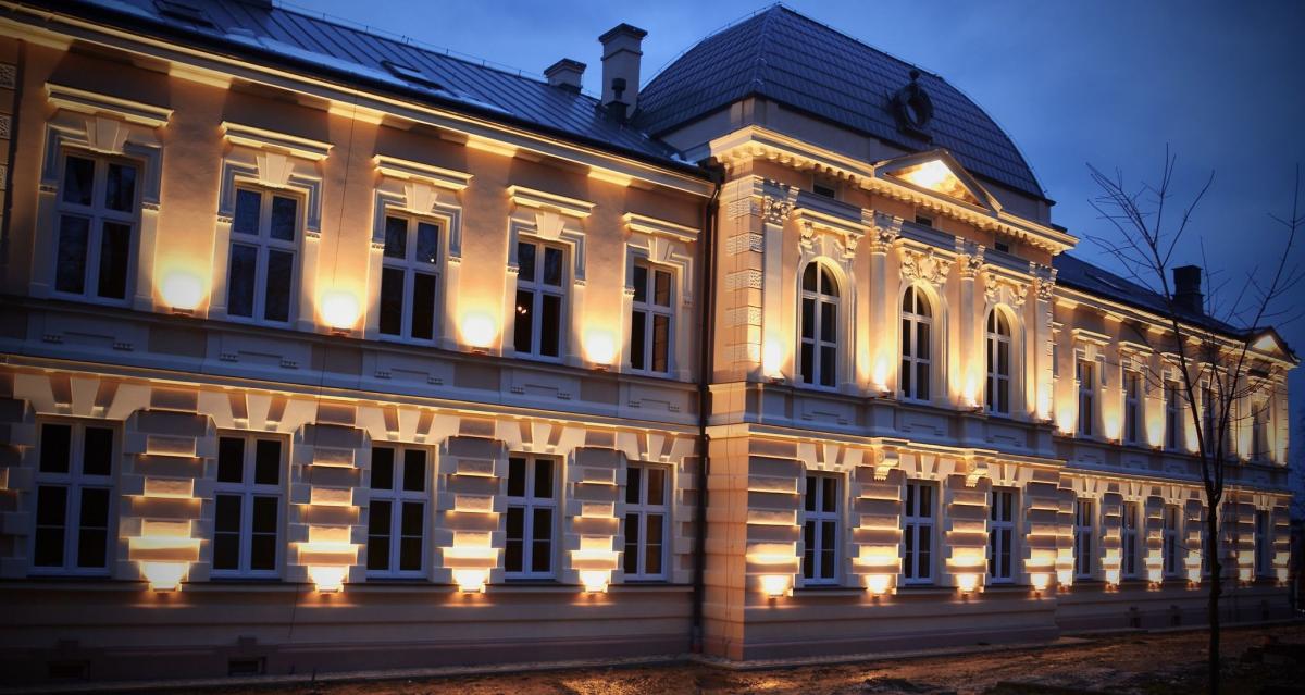 Odnowiony budynek Zespołu Państwowych Szkół Muzycznych im. Artura Malawskiego w Przemyślu zarówno z zewnątrz, jak i wewnątrz wygląda imponująco.<br/>fot.ze zbiorów Zespołu Szkół Muzycznych w Przemyślu