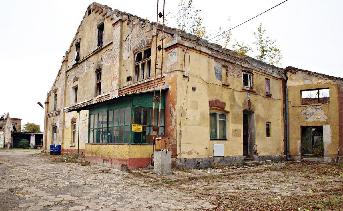 Zabezpieczenie tzw. półokrąglaka i terenu wokół jest praktycznie żadne. W każdej chwili może tam dojść do tragedii. Kto wówczas weźmie na siebie odpowiedzialność? <br/>fot.Mariusz Godos