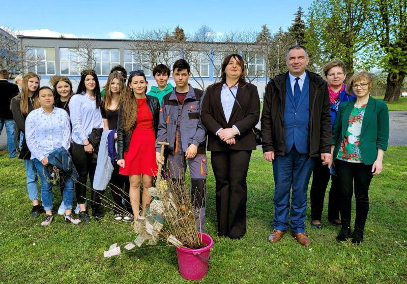 Dzień Ziemi jest okazją do uświadomienia sobie jak ważna jest dla nas nasza planeta. Doskonale wie o tym społeczność Zespołu Szkół Zawodowych i Rolniczych w Radymnie, która 21 kwietnia br. zorganizowała obchody Międzynarodowego Dnia Matki Ziemi.<br/>fot.ZSZiR Radymno