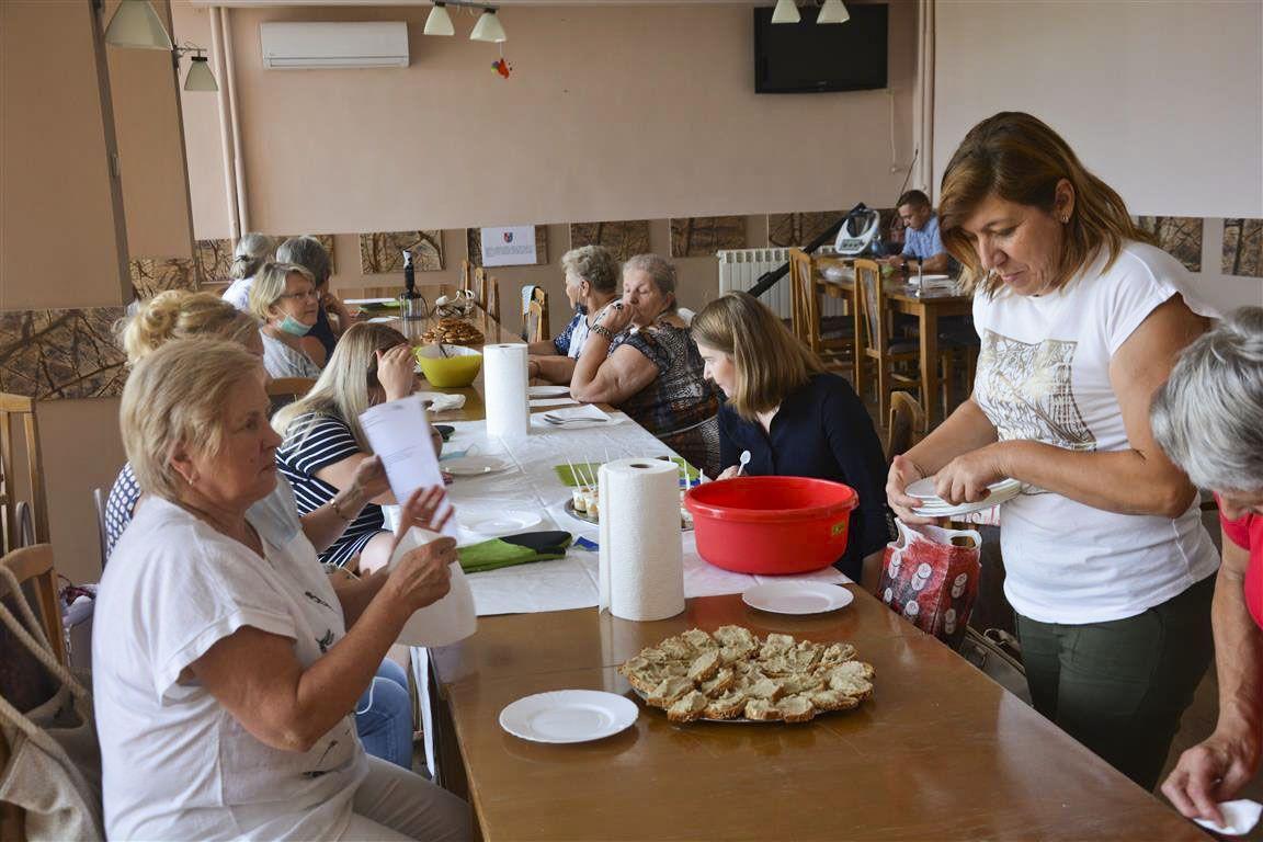 Jedne ze wcześniejszych warsztatów dla mieszkanek, organizowane w ramach „Uniwersytetu Samorządności”, na których panie zyskały wiedzę na temat wpływu diety na kondycję.
 
<br/>fot.materiały organizatora