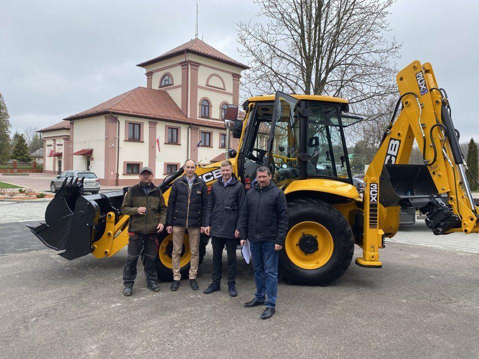 Nową koparko-ładowarkę marki JCB 3CX PLUS AEC dostarczyła do Wielkich Oczu firma Interhandler sp. z o. o z Torunia.<br/>fot.UG Tryńcza