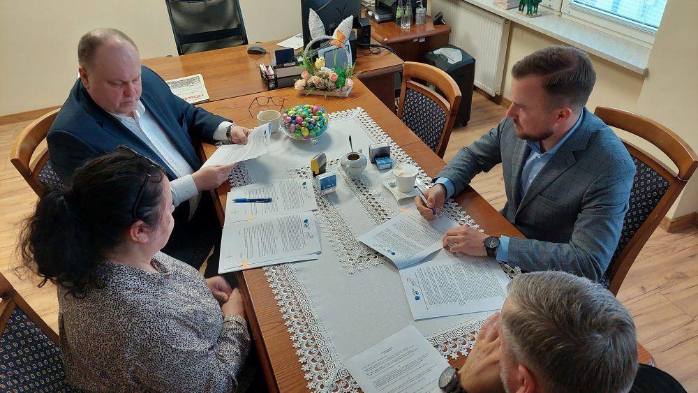 Za drogową rewolucję w mieście odpowiadać będzie konsorcjum firm Droseko z Gniewczyny Łańcuckiej i Dro-Bruk z Gniewczyny Trynieckiej. Umowę z jego przedstawicielem Krzysztofem Wojtuniem burmistrz L. Kisiel przy kontrasyście skarbnik Doroty Jarosz podpisał na początku tego miesiąca.<br/>fot.UM Przewo