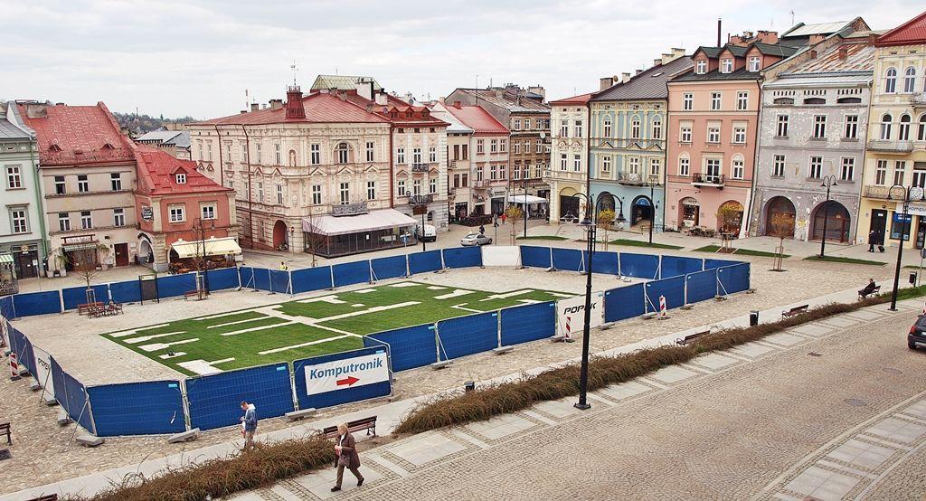 Na przebudowanej części przemyskiego Rynku pozostały tylko kosmetyczne prace. Niebawem ogrodzenie zosatnie zdemontowane.<br/>fot.Mariusz Godos