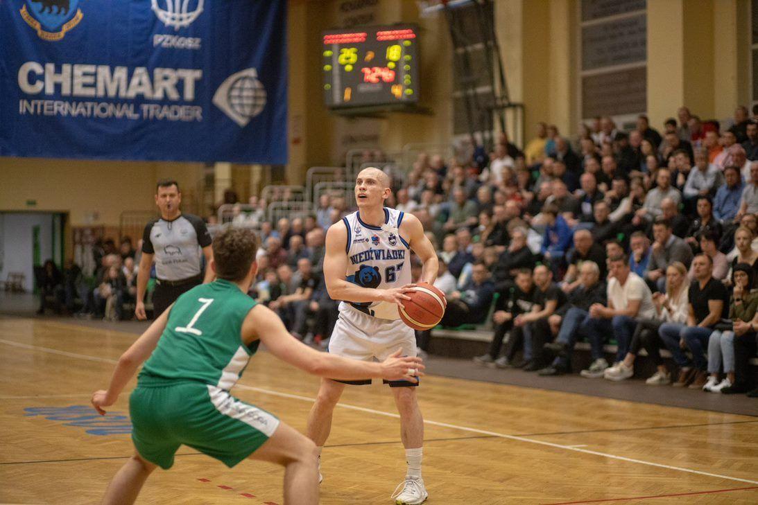 Kacper Majka (z piłką) w meczach z Aldemed SKM Zastal Zielona Góra zapisał na swoim koncie double-double. W Zielonej Górze zdobył 11 punktów i miał 12 asyst. Rządził na parkiecie. Identycznym osiągnięciem może pochwalić się także Max Egner. Po podwójnej zdobyczy w Przemyślu, w Winnym Grodzie Max zdo