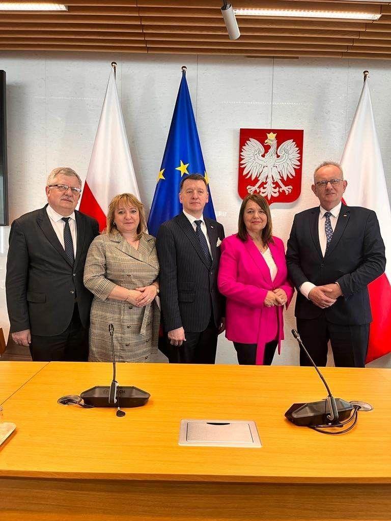 Teresa Pamuła (druga z prawej) została nową wiceprzewodniczącą Sejmowej Komisji Rolnictwa i Rozwoju Wsi. Zmiany zaszły także na stanowisku przewodniczącego. Został nim 
Leszek Galemba (w środku).

<br/>fot.FB posła F. Kapinosa