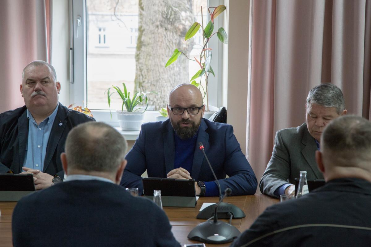 – Komisja Budżetu nie jest przeciwnikiem ratowania szkoły rolniczej – argumentował podczas sesji radny P. Suchodolski, podkreślając, że nie ma ona żadnych zastrzeżeń co do przekazania działki o numerze 1131, jednak występują one co do działki 1137. Zaznaczył, że miasto nie ma zbyt wielu terenów z pr