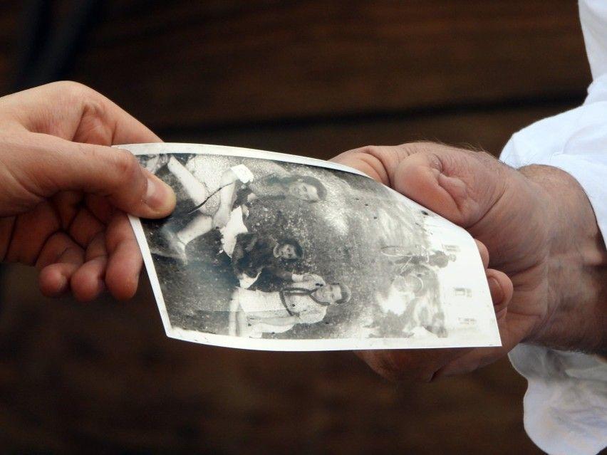 Reżyser Mariusz Plis w swoim dokumencie bazuje m.in. na niepublikowanych wcześniej trzech zbiorach zdjęć, w tym robionych przez ofiarę – Józefa Ulmę oraz stojącego na czele egzekucji Eilerta Diekena.<br/>fot.materiały producenta