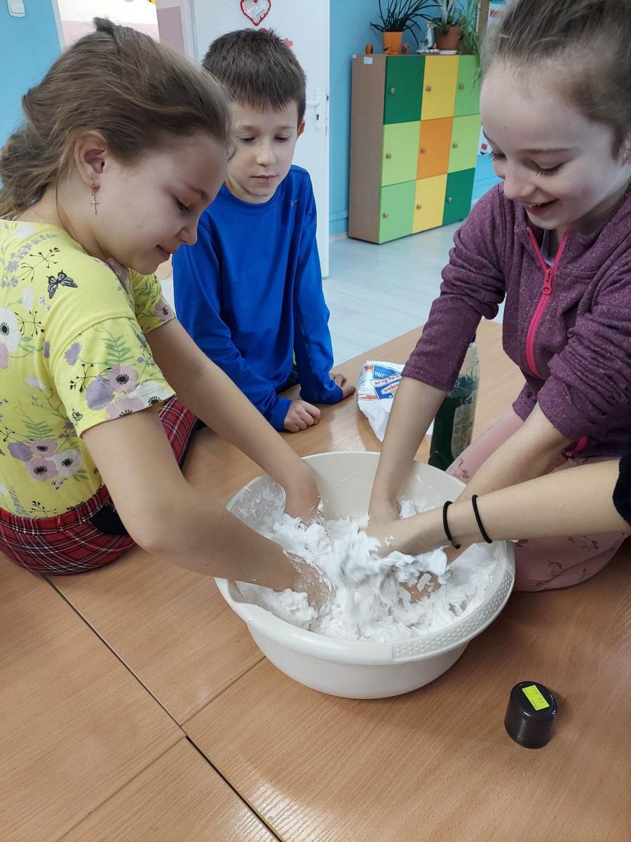 Kadra Powiatowego Centrum Terapii Środowiskowej i Integracji w Nienadowej zapewnia podopiecznym m.in.: pomoc w nauce, organizację czasu wolnego, zajęcia sportowe, rozwój zainteresowań.<br/>fot.ze zbiorów własnych