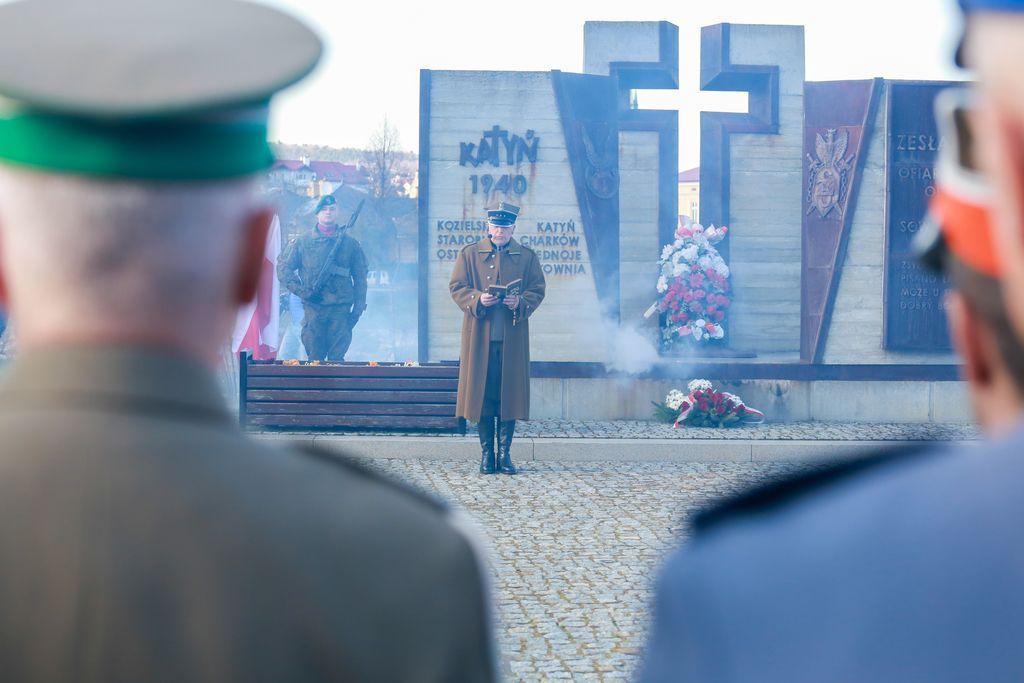 Pod pomnikiem Zesłańców Sybiru i Ofiar Katynia w Przemyślu „Wspomnienia Starobielskie” Józefa Czapskiego odczytał Janusz Łukasiewicz.<br/>fot.UM Przemyśl  