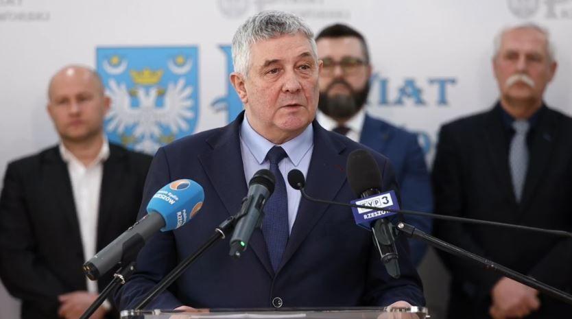 Podczas specjalnie zwołanej 22 lutego br. konferencji prasowej w siedzibie przeworskiego starostwa władze powiatu oskarżyły o podżeganie do pobicia przewodniczącą Rady Powiatu Przeworskiego A. Bukowy-Jedynak i poinformowały o złożeniu zawiadomienia o możliwości popełnienia przez nią przestępstwa.<br