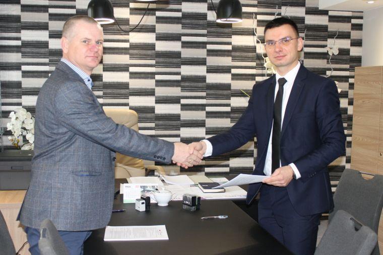 Umowę z wykonawcą inwestycji wójt gminy Tomasz Jabłoński parafował 30 marca.<br/>fot.UG Stary Dzików 