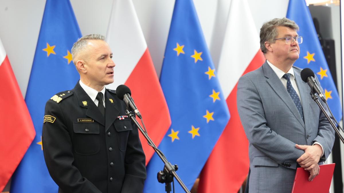 Aktualna sytuacja w liczbach wygląda następująco: w schronach może się ukryć ponad 300 tys. osób (około 2 tys. obiektów).  Miejsc ukrycia jest blisko 9 tys. dla ponad 1,1 mln osób. Ponadto wytypowano 224 tys. miejsc doraźnego schronienia – poinformował rzeczowo gen. brygadier Andrzej Bartkowiak, kom