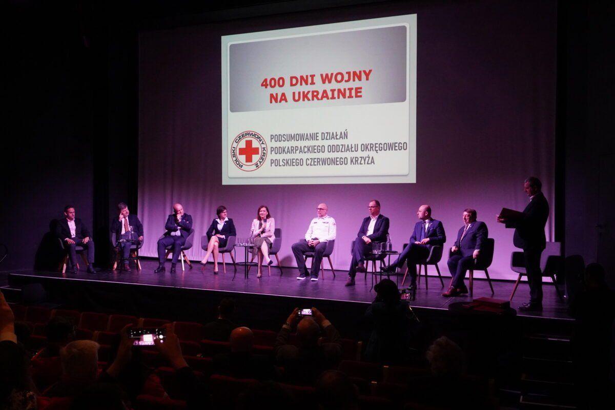 Konferencja, która odbyła się 5 kwietnia, stała się również dobrą okazją do wyróżnienia i podziękowania tym, którzy namacalnie wsparli i ułatwili pracę PCK.<br/>fot.PUW Rzeszów