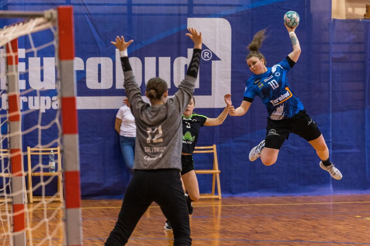 W efektownej akcji MVP (najwartościowsza zawodniczka) spotkania Eurobud JKS-u z Galyczanką Lwów, czyli Małgorzata Trawczyńska.<br/>fot.PGNiG Superliga Piłki Ręcznej Kobiet