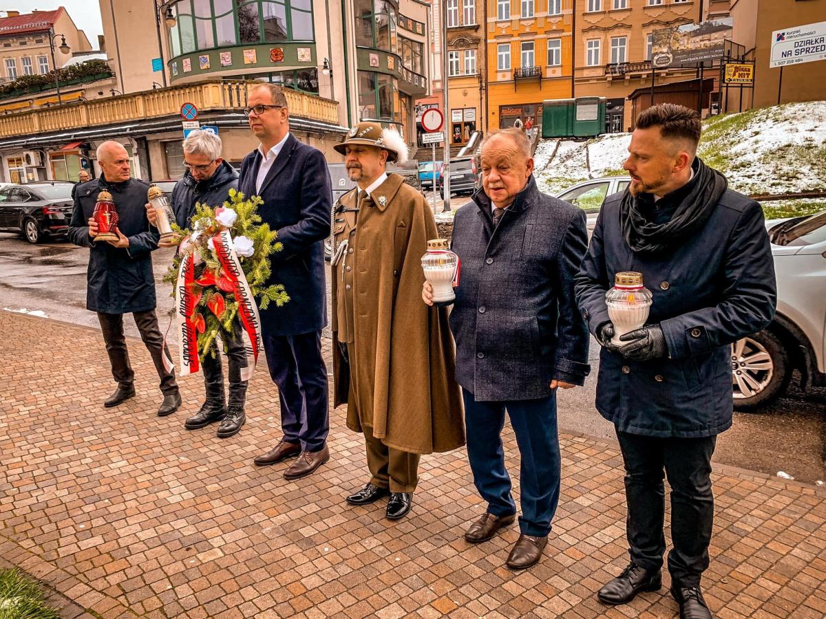 W niewygłoszonym nigdy przemówieniu na okoliczność 70. rocznicy zbrodni katyńskiej prezydent Lech Kaczyński miał powiedzieć: „sprawmy, by katyńska rana mogła się wreszcie zagoić i zabliźnić”. Miejmy nadzieję, że z czasem zabliźnią się obie rany – i katyńska, i smoleńska.<br/>fot.Powiat Przemyski