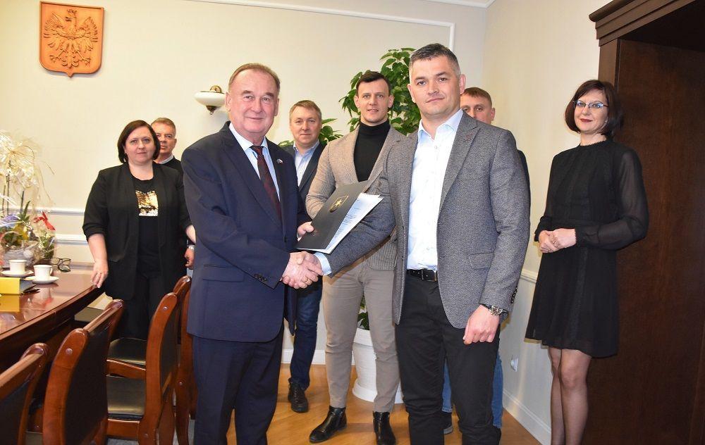 Umowa podpisana z wyłonionym w przetargu wykonawcą przełoży się z pewnością na większy komfort mieszkańców. <br/>fot.UMiG Sieniawa