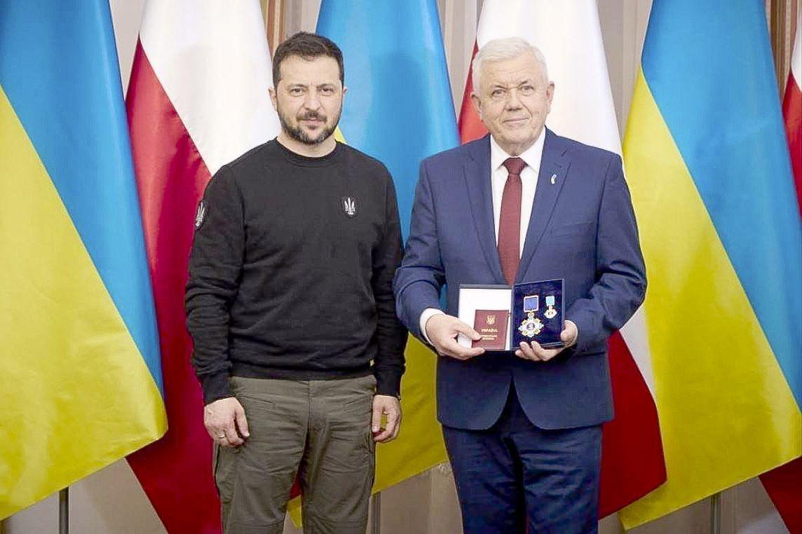 Prezydent Ukrainy Wołodymyr Zełenski wręczył Aleksandrowi Baczykowi, Konsulowi Honorowemu Ukrainy w Polsce Odznaczenie Państwowe Ukrainy – Order Księcia Jarosława Mądrego.   <br/>fot.Podkarpacki Urząd Wojewódzki w Rzeszowie