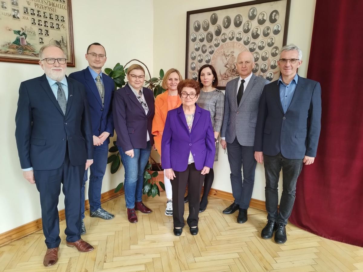 Pamiątkowe zdjęcie organizatorów i gości wydarzenia w gabinecie dyrekcji I LO z prof. Marią Wichową pośrodku. 
<br/>fot.J. Fudała