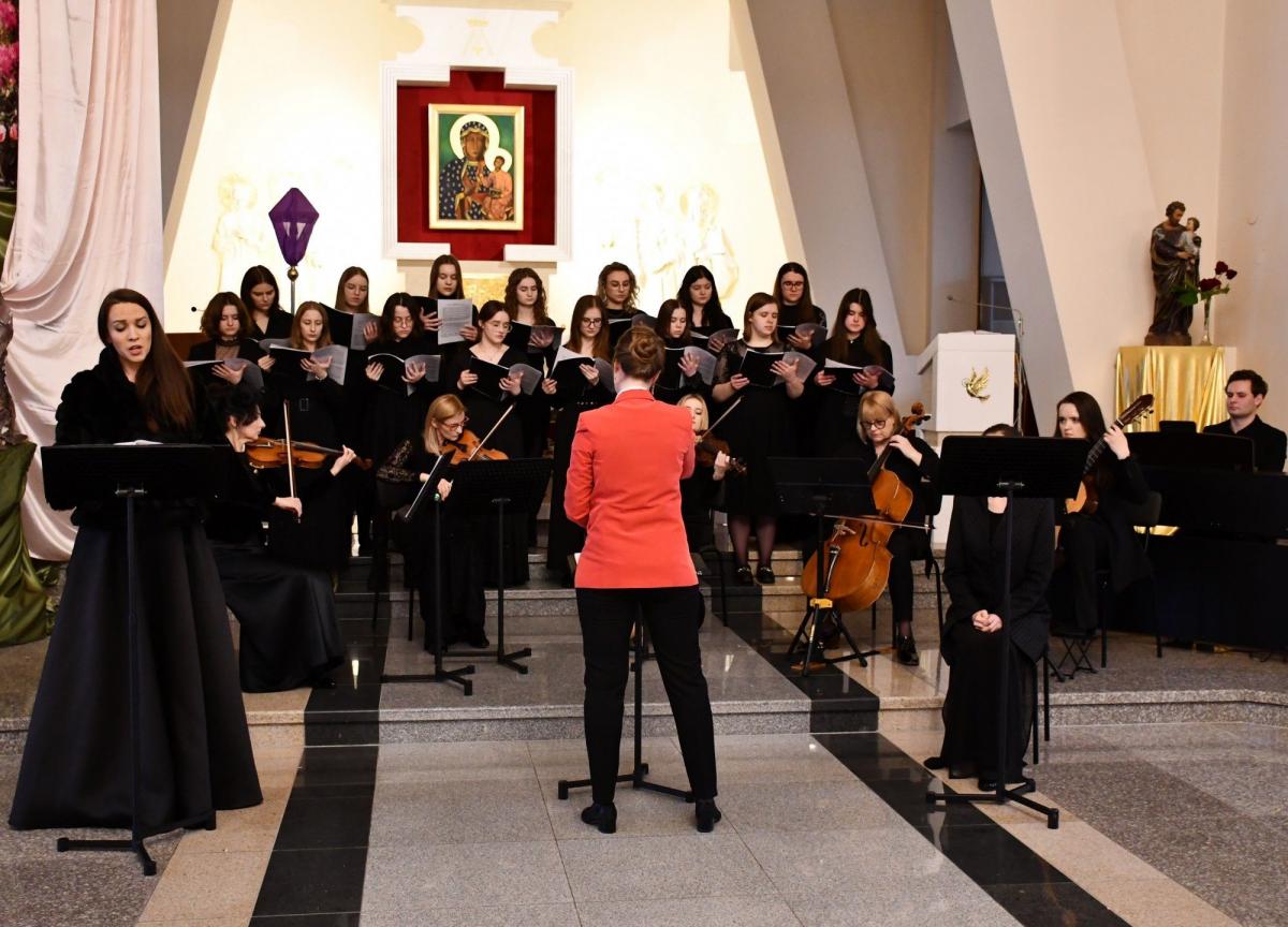 Uczniowie oraz pedagodzy ZPSM w Jarosławiu, a także zaproszeni do współpracy soliści zaprezentowali arcydzieło muzyki sakralnej – „Stabat Mater” Giovanniego Battisty Pergolesiego.<br/>fot.MD 