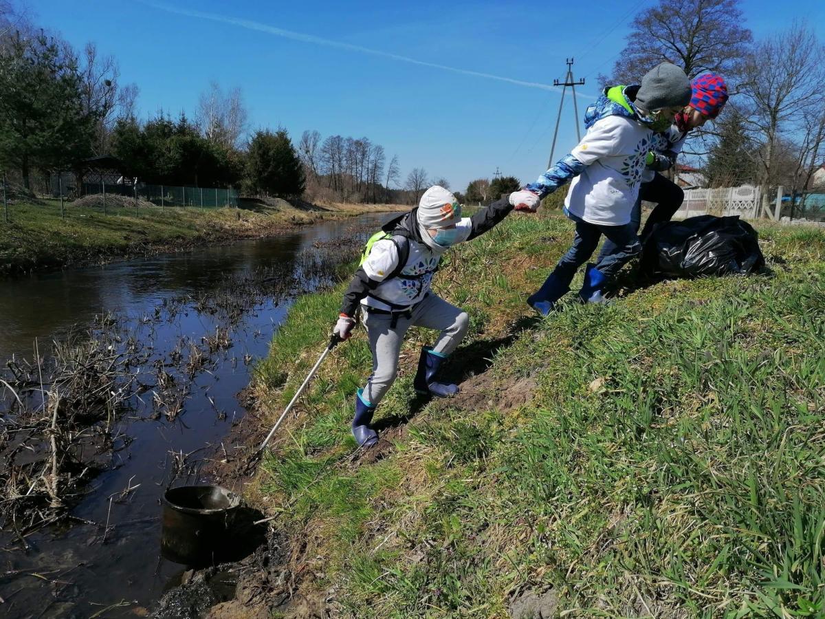 „Operacja czysta rzeka” w kwietniu 2021 r., największa społeczna akcja sprzątania rzek i ich okolic. Uczestniczyli w niej m.in. wolontariusze z Cieszanowa, Narola, Lubaczowa, Pruchnika. <br/>fot.zdjęcie ilustracyjne