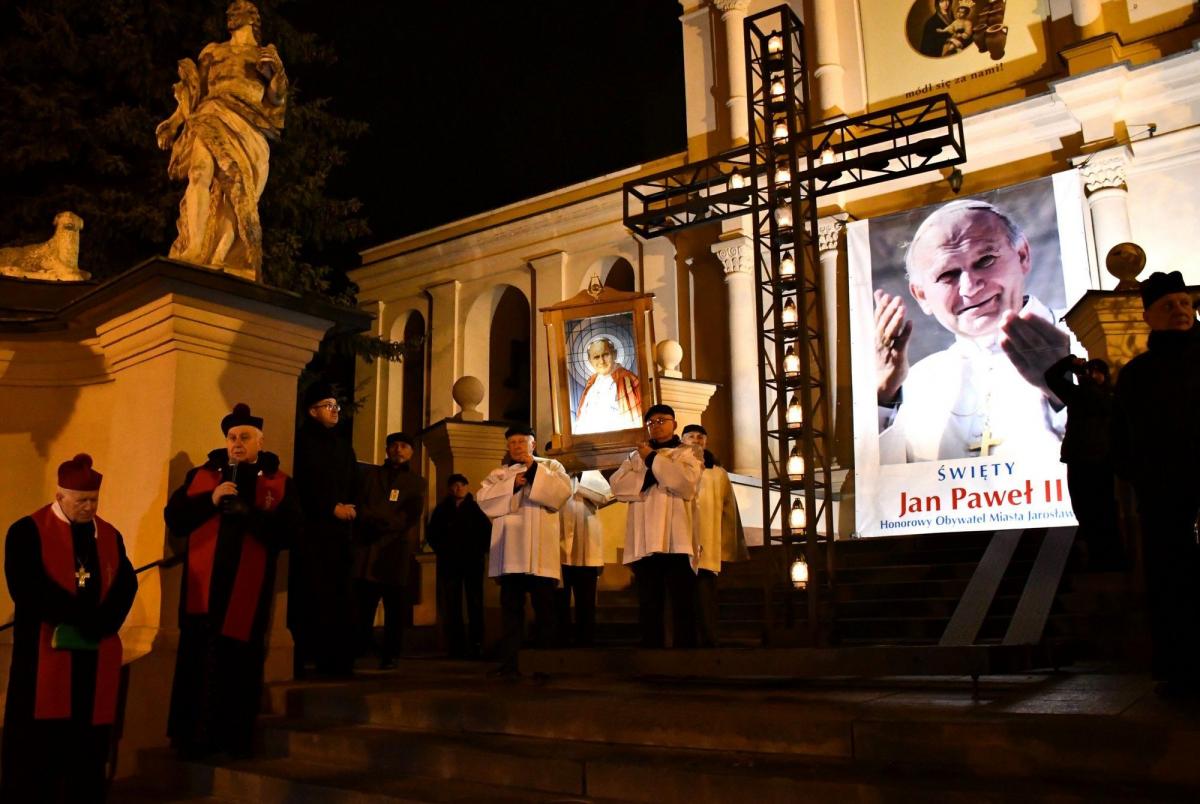 Modlitwom przewodniczył metropolita przemyski abp Adam Szal.
Metalowy krzyż wypełniony płonącymi lampionami przyniesionymi przez samorządowców nawiązuje do krzyża z rzymskiego Koloseum, w którego ruinach św. Jan Paweł II odprawiał wielkopiątkowe drogi krzyżowe.<br/>fot.MD 