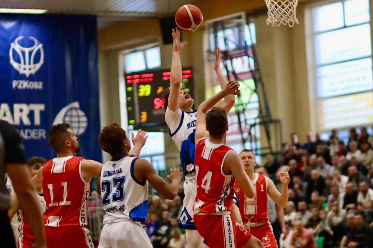 Max Egner (w wyskoku) zapisał na swoim koncie kolejny double-double, zdobywając 25 punktów i zbierając 11 piłek z obu tablic.<br/>fot.Grzegorz Gajdzik
