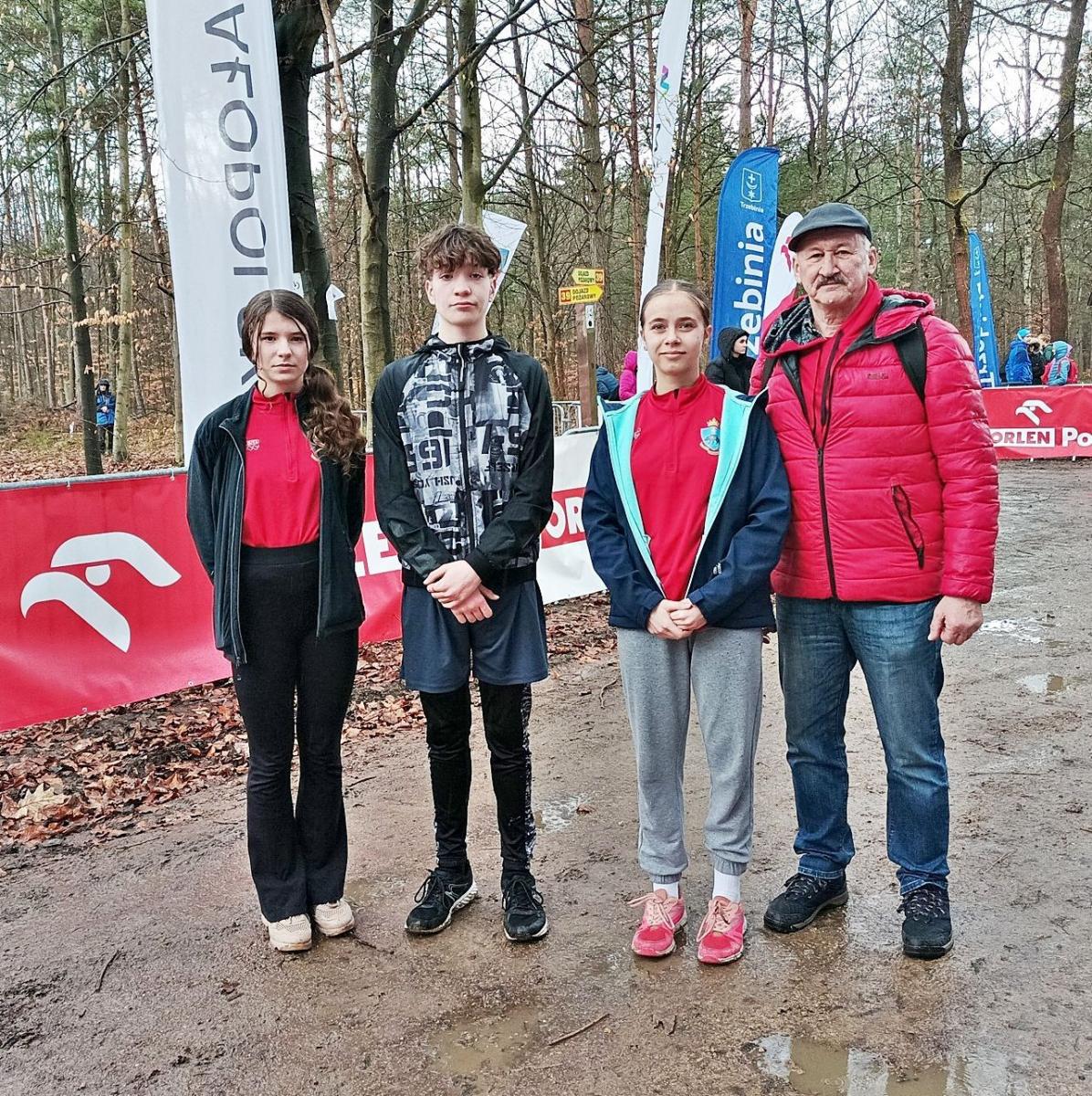 Przemyski team podczas zawodów pod Trzebinią. Od lewej: Aleksandra Stepaniak, Paweł Wójcicki, Weronika Zając i trener Krzysztof Sugier.<br/>fot.ze zbiorów własnych