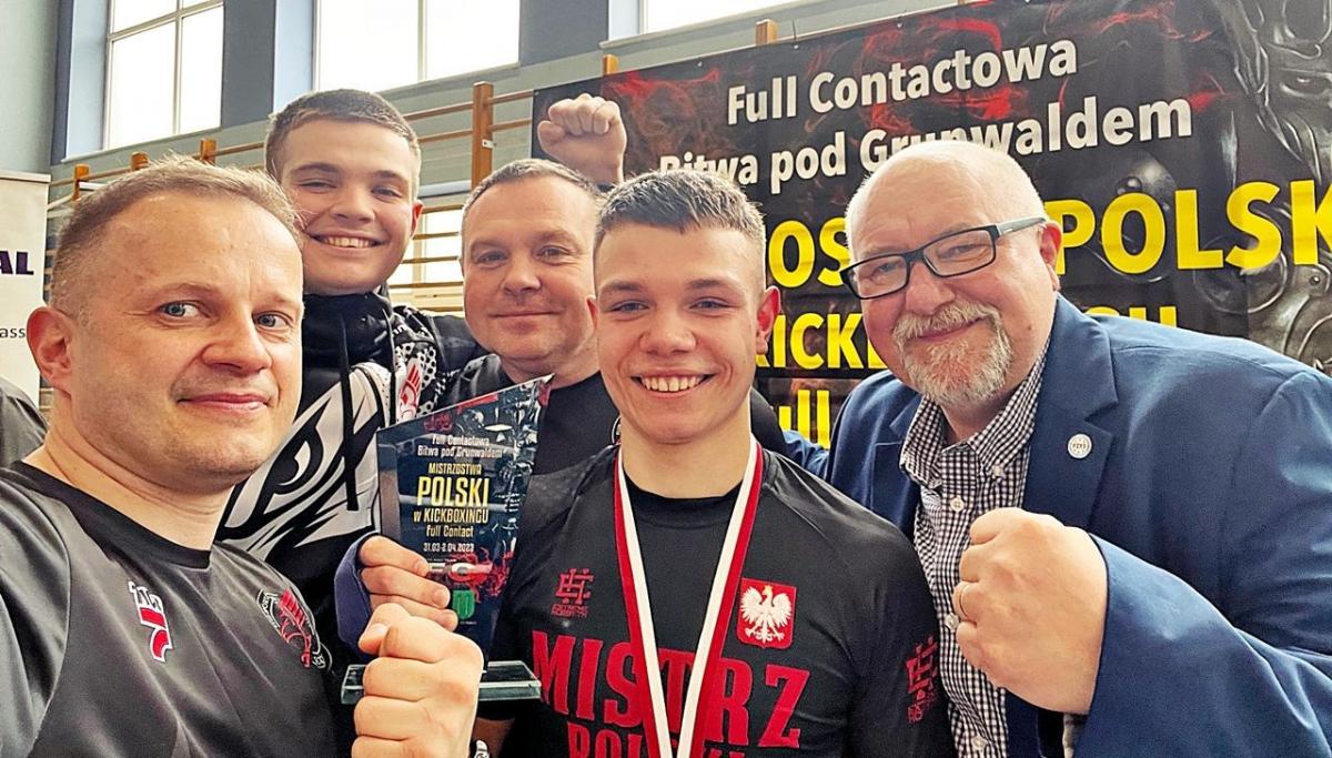 Jarosławska ekipa podczas mistrzostw Polski w kickboxingu. Drugi z prawej „złoty” Igor Bronowski, drugi z lewej Szymon Szegda. Pierwszy z lewej trener Jacek Bronowski.<br/>fot.ze zbiorów własnych