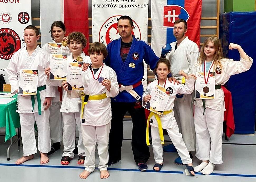 Ekipa Alfa Street Fight Przeworsk przywiozła z Żywca aż 6 medali. Piąty z lewej trener Sylwester Potoczny.<br/>fot.ze zbiorów własnych