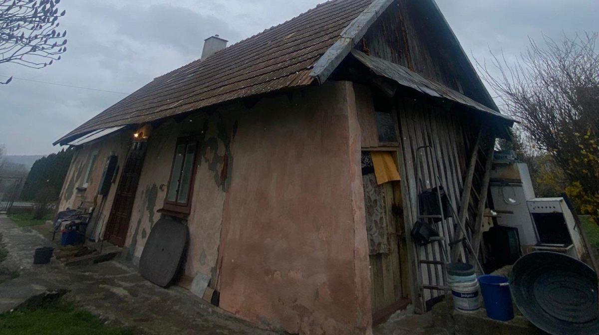 Oto dom, w którym mieszka pani Janina. Sama sobie nie poradzi, będąc świeżo po operacji. Na miesiąc dostaje 385 zł zasiłku okresowego.<br/>fot.ze zbiorów własnych