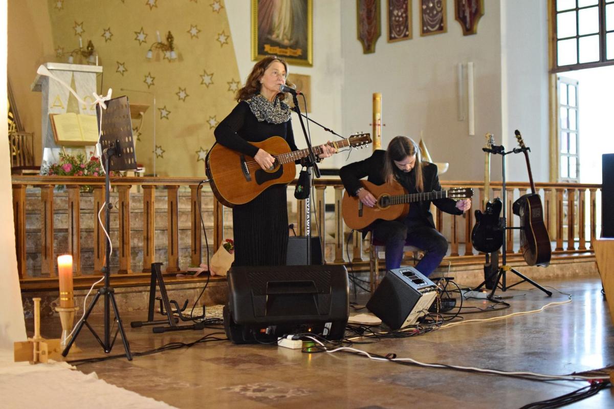 Antonina Krzysztoń zaśpiewała w łukawieckiej świątyni z towarzyszeniem Marcina Majerczyka (gitara).

<br/>fot.UG Wielkie Oczy