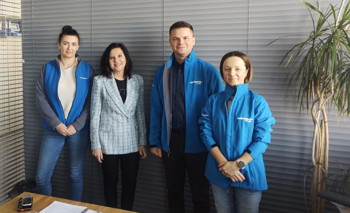 Ze strony ZSBiO umowę partnerską dyrektor Dorota Kaleta, a ze strony spółki dyrektor sklepu Castorama w Rzeszowie Stanisław Kandefer oraz dyrektor ds. Zarządzania i Logistyki Jolanta Wierzbińska-Storek.<br/>fot.ze zbiorów ZSBiO Jarosław