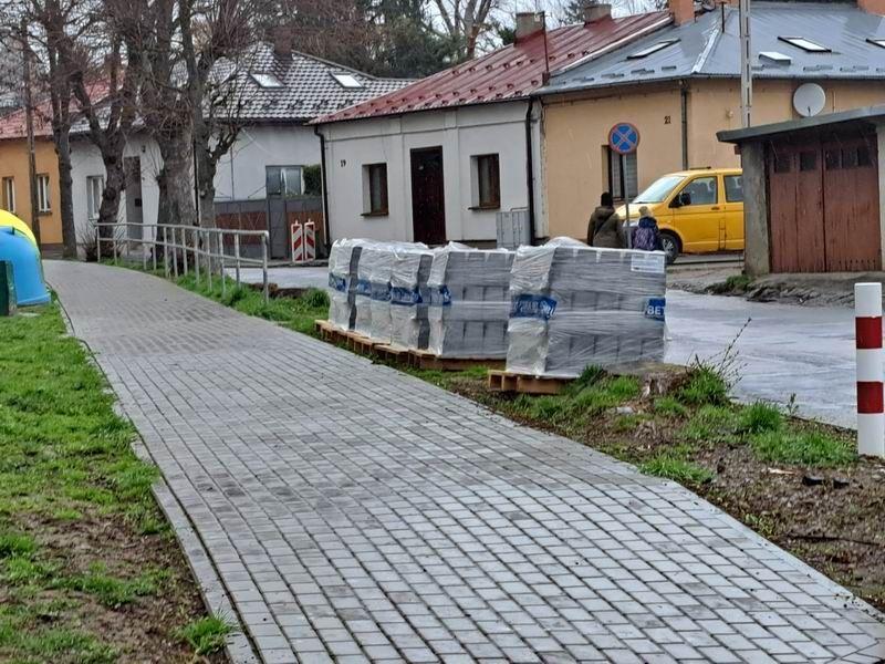 O wyremontowanie ulicy Rzecznej mieszkańcy zabiegali od kilkunastu lat. Zadanie w ubiegłym roku częściowo było realizowane z budżetu obywatelskiego (chodnik od strony osiedla). Teraz w końcu uda się przeprowadzić resztę wyczekiwanych prac.<br/>fot.Urszula Gielo