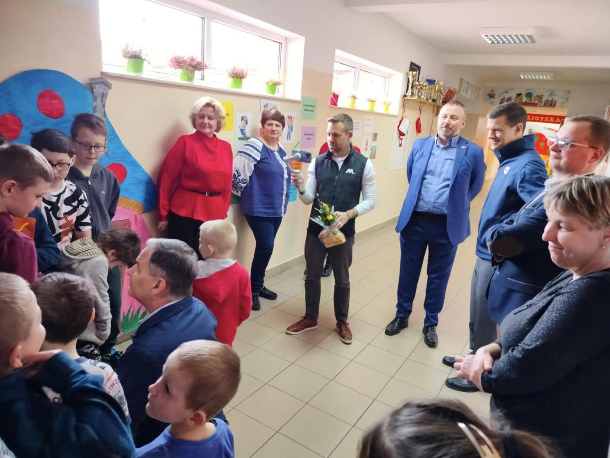 Amerykańscy goście chętnie rozmawiali z uczniami Szkoły Podstawowej w Lipie.<br/>fot.FB G. Gągola