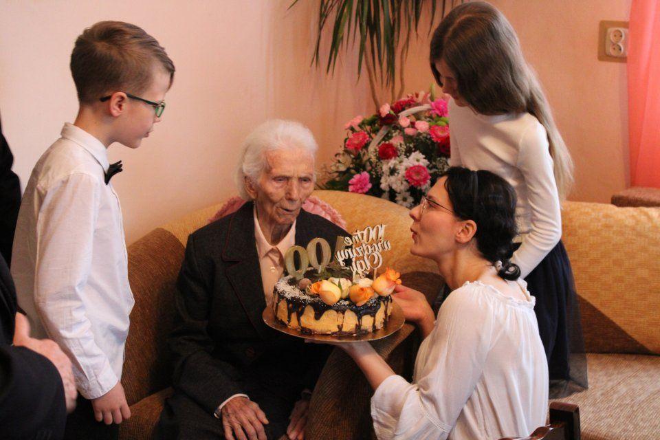 Pani Olga Krochmal, mieszkanka Skołoszowa, 2 kwietnia obchodziła swoje setne urodziny. Była to okazja do jej należytego uhonorowania. 


<br/>fot.UG Radymno