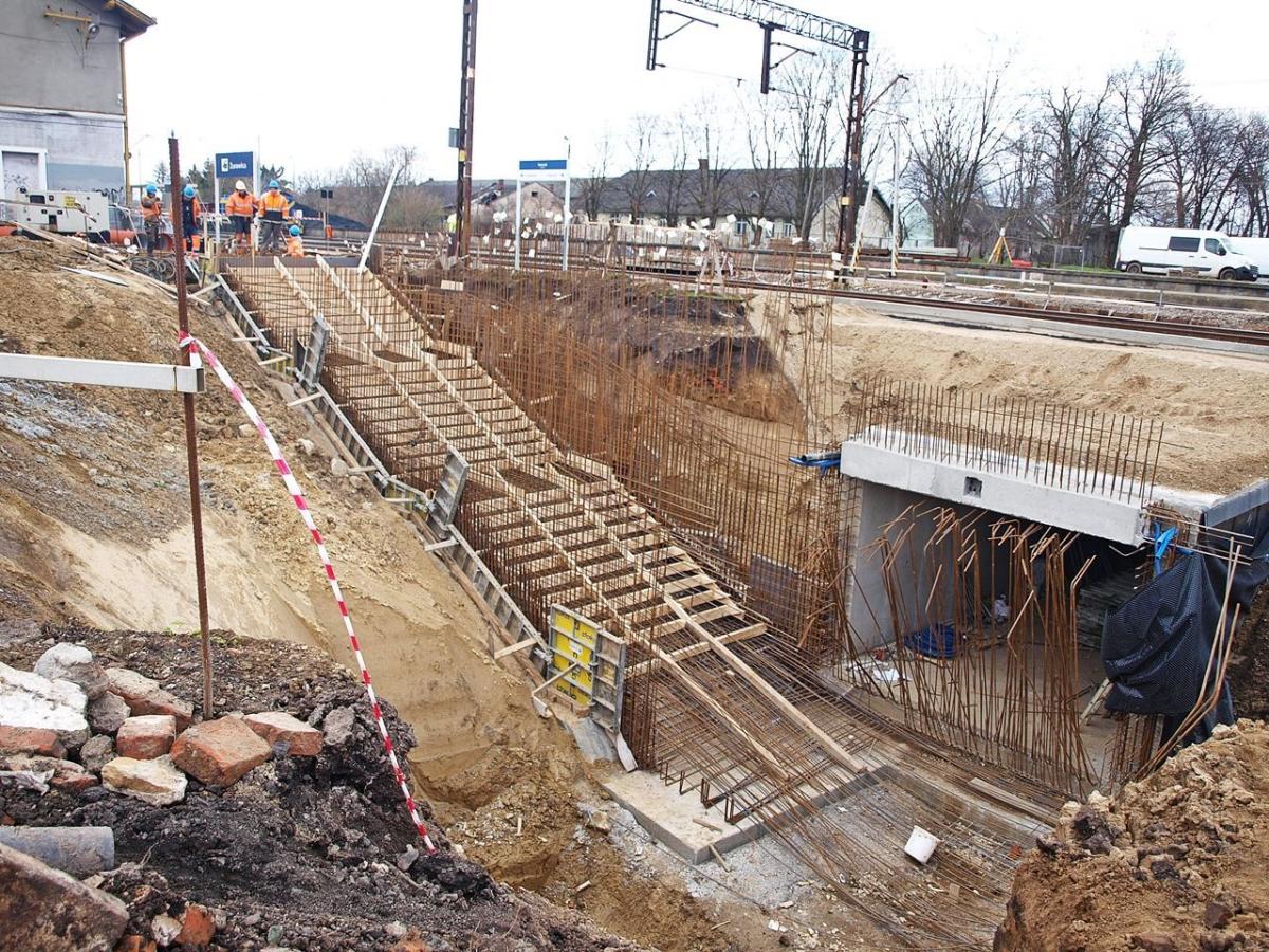Obecnie trwają prace nad budową schodów i pochylni dla osób o ograniczonych możliwościach poruszania się. <br/>fot.Mariusz Godos