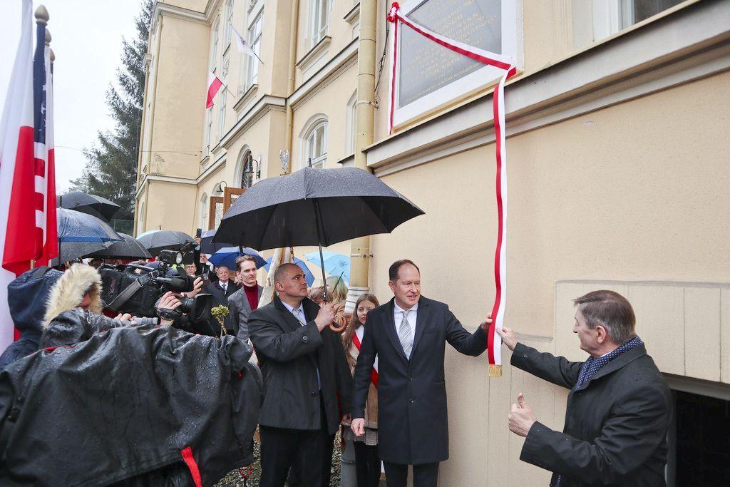 Moment odsłonmięcia pamiątkowej tablicy na budynku SP1<br/>fot.UM Przemyśl  