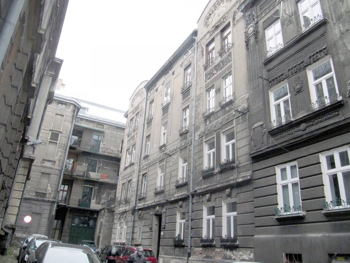 Pasaż nie powstał jako jeden budynek, lecz jest częścią większej inwestycji. Jeśli obejdziemy go wokoło i trafimy na ulicę Biblioteczną, zobaczymy resztę założenia: kamienice 4 i 6.  <br/>fot.Dr Natalia Stojak