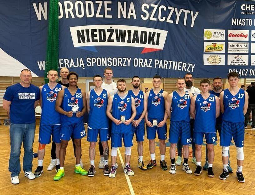 Przemyska ekipa tuż po zwycięskim, trzecim meczu turnieju w hali POSiR.<br/>fot.ze zbiorów własnych