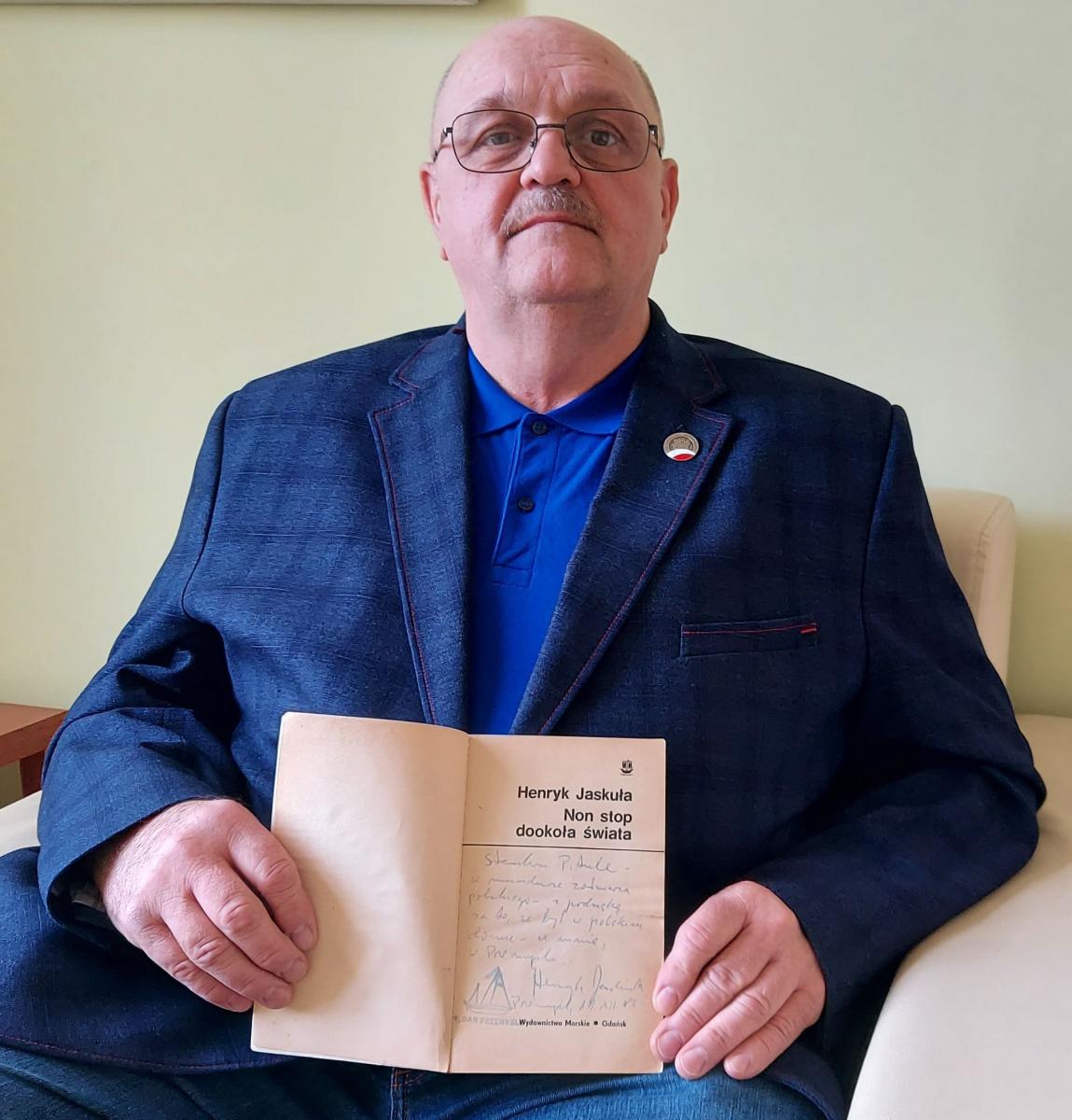  – Kapitan Jaskuła podarował mi  swoją książkę „Non stop dookoła świata” z dedykacją: „Staszkowi Pitule – w mundurze żołnierza polskiego – z podzięką za to, że był w polskim domu – u mnie, w Przemyślu. Henryk Jaskuła. Przemyśl, 19.12.1983”. U dołu logo jachtu z napisem „Dar Przemyśla”. Dzisiaj z dum