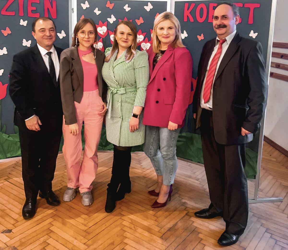 – Czy jest coś, co absorbuje mnie bardziej od słowa? Chyba nie – podkreślała jaroławianka M. Puzio (druga od lewej) na spotkaniu autorskim w Cząstkowicach. 

<br/>fot.FB Małgorzata Dachnowicz