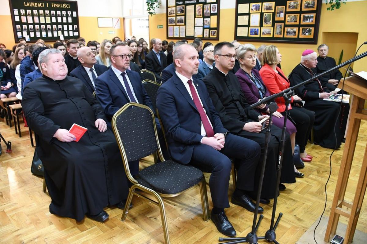 Spotkanie w jarosławskim „Katoliku” stanowiło przestrzeń do rozmów na temat tego, w jakim kierunku powinno się rozwijać szkolnictwo katolickie i jak je promować wśród młodzieży.


<br/>fot.Kolegiata pw. Bożego Ciała w Jarosławiu