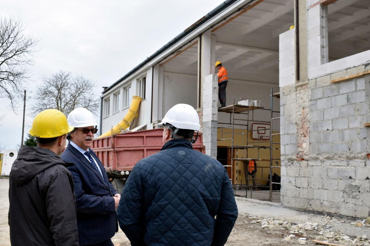 Dzięki prowadzonej inwestycji strażacy OSP zyskają siedzibę z prawdziwego zdarzenia. Na piętrze przebudowywanego budynku powstaną też dwa mieszkania socjalno-rotacyjne.

<br/>fot.UG Chłopice