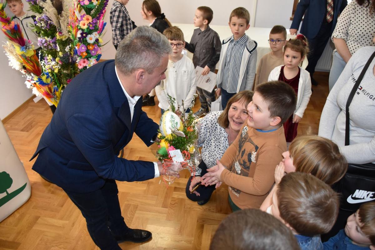 Wójt gminy Pawłosiów Mariusz Reń, wręczając nagrody laureatom, gorąco dziękował im za ogromne zaangażowanie i trud włożony w przygotowanie konkursowych prac.<br/>fot.UG Pawłosiów