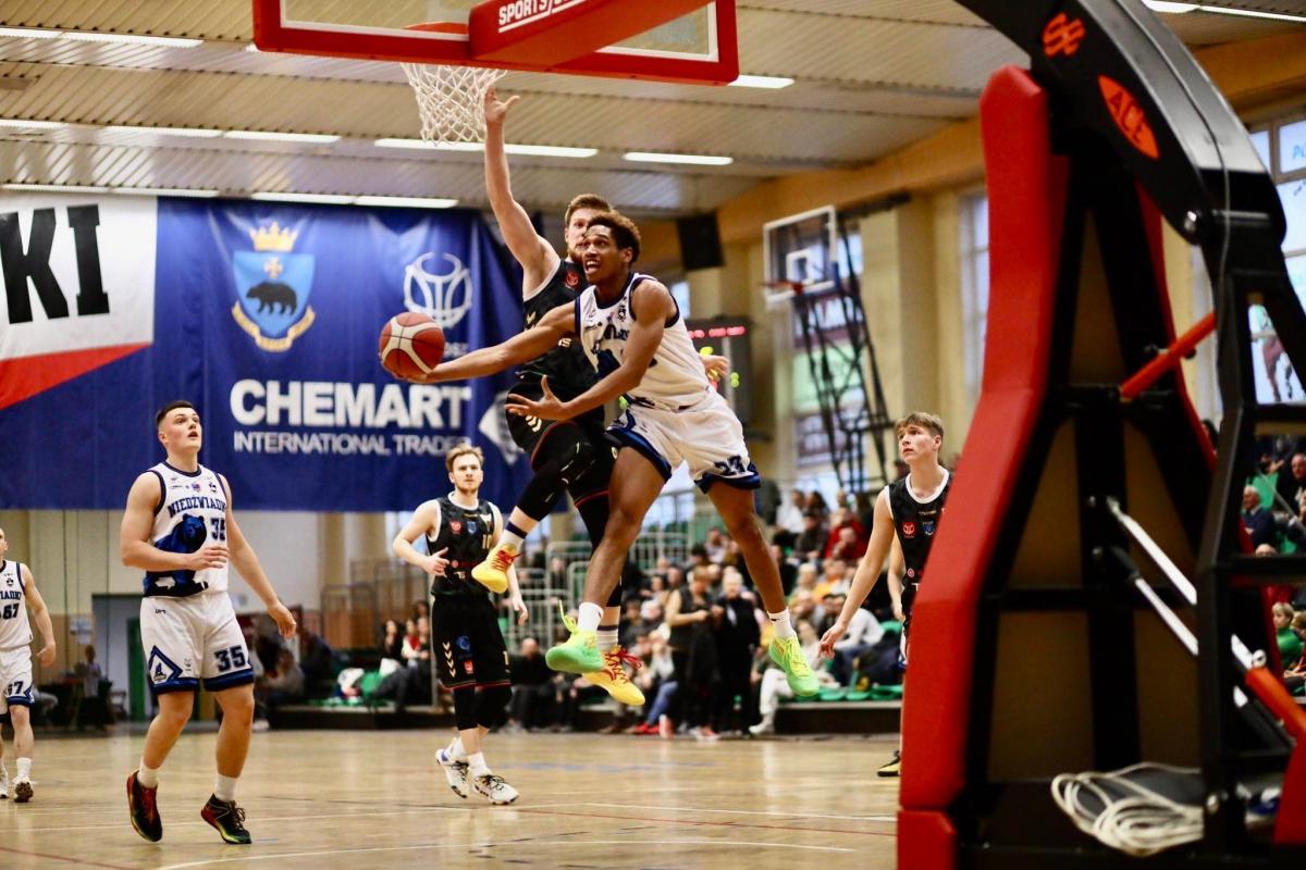 Paul Lunguana (z piłką) był najlepszym graczem Przemyskich Niedźwiadków w meczu z GKS II Tychy. Zdobył 28 punktów, miał 12 zbiórek, 2 asysty, 2 przechwyty, 0 strat i przelicznik evaluation 38.<br/>fot.Grzegorz Gajdzik