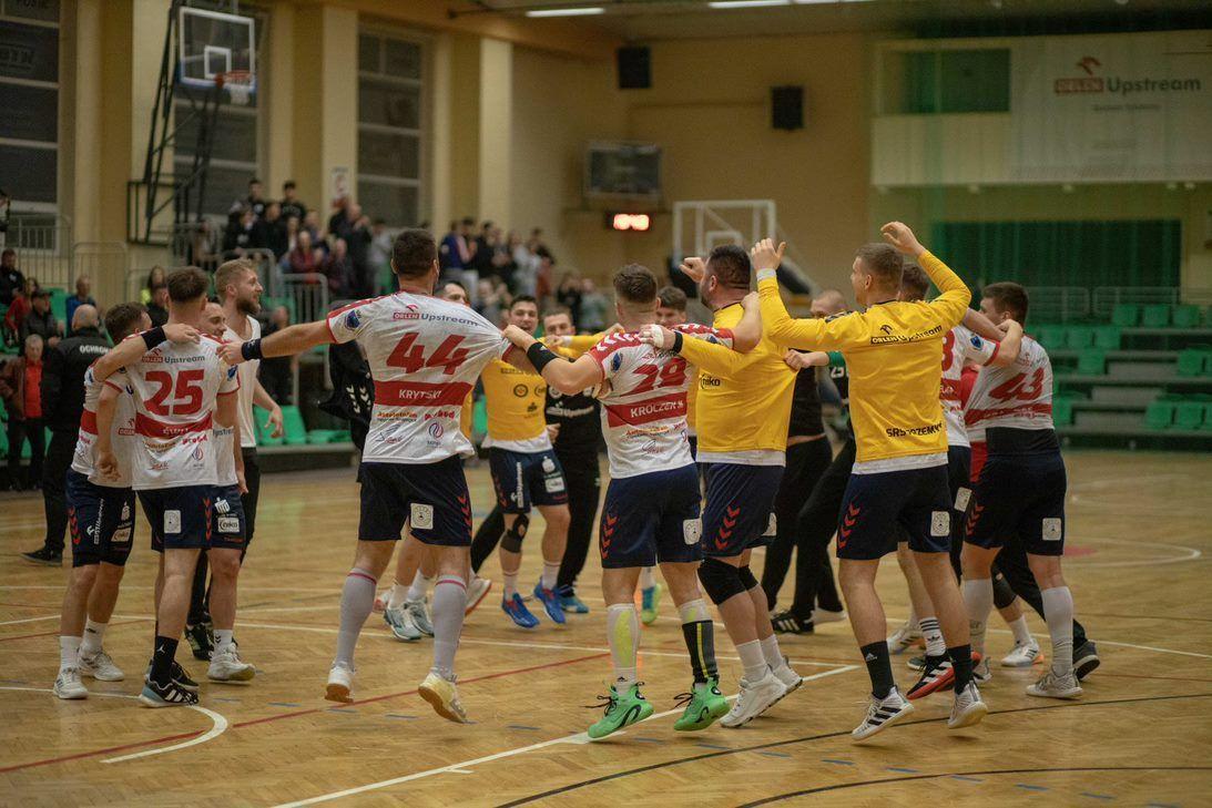 Do końca sezonu pozostało jeszcze pięć kolejek, w których można zdobyć 15 punktów. Takich obrazków cieszących się piłkarzy ręcznych ORLEN Upstream SRS Przemyśl jeszcze kibice mogą doświadczyć. Pod warunkiem, że sami zawodnicy nie stracą wiary.<br/>fot.Grzegorz Gajdzik