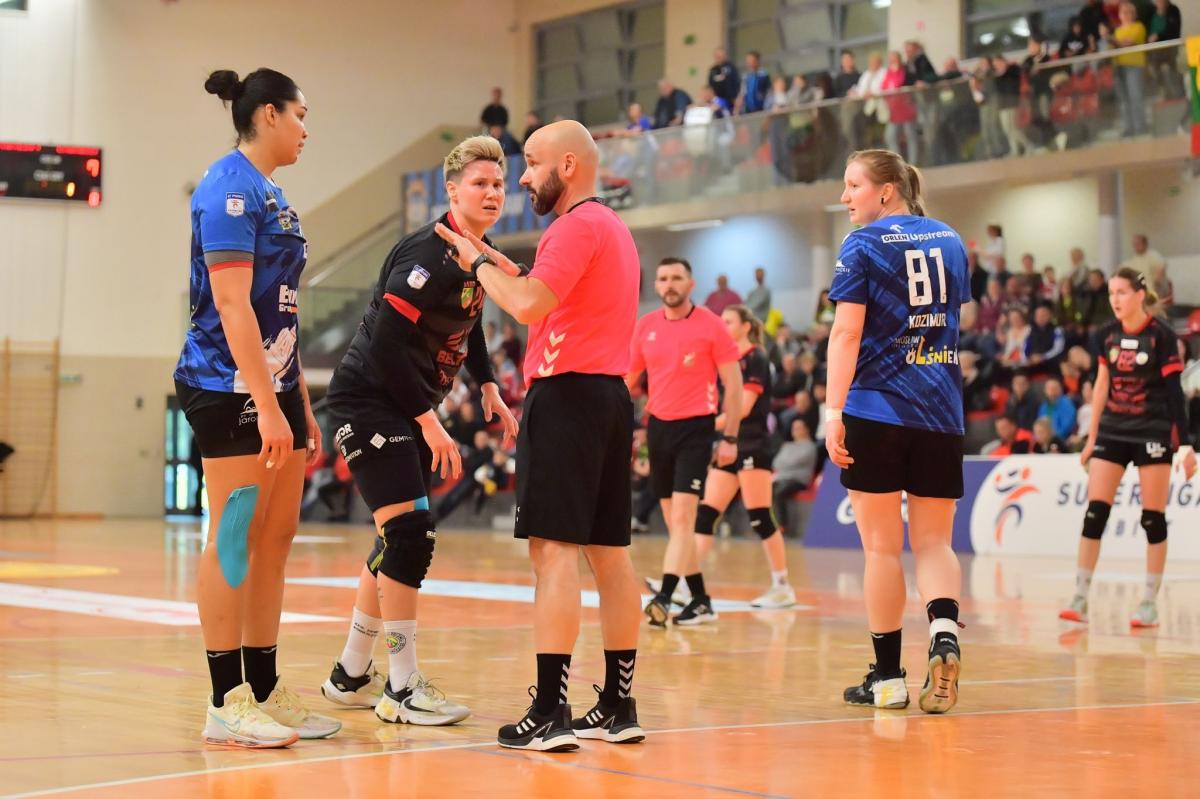 Moniky Bancilon (pierwsza z lewej) w II połowie zagrała koncertowo, ale to nie wystarczyło, aby pokonać „Kobierki”.<br/>fot.PGNiG Superliga Piłki Ręcznej Kobiet